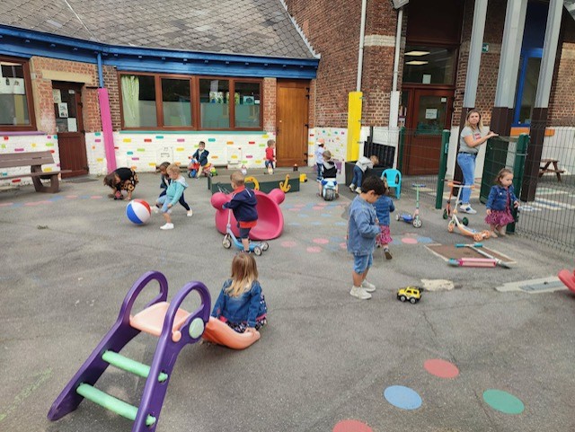 Cour de récréation maternelle